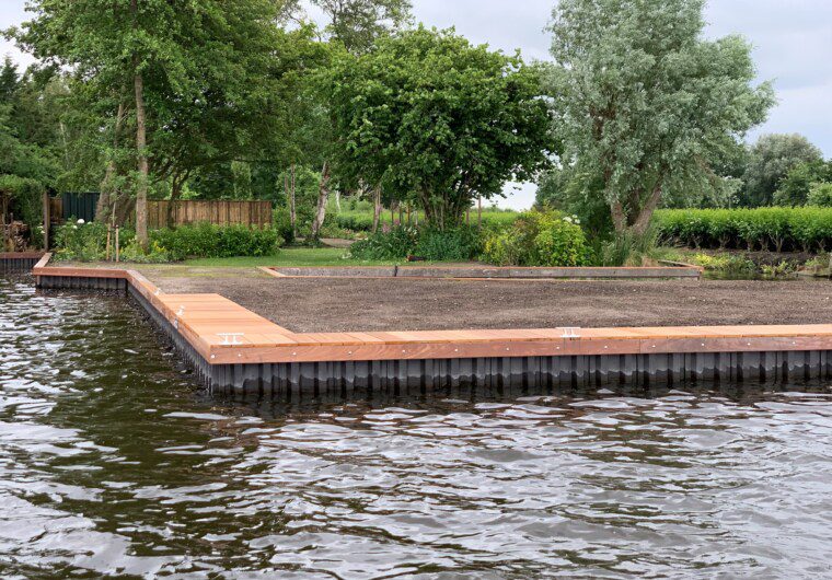Waterkantproject uitgevoerd met Prolock Omega en houten bovenzijde
