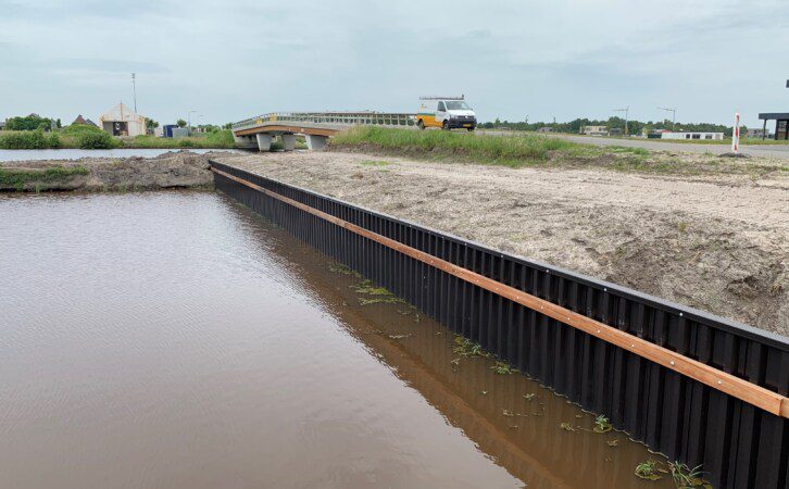 Aangelegde Prolock Sigma beschoeiing langs een waterkant